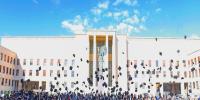 Laureati della Sapienza lanciano il tocco davanti al palazzo del Rettorato